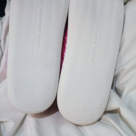 New Hello Kitty Metallic Pink Indoor/Outdoor Slippers Size 11/12 - Picture 5 of 5